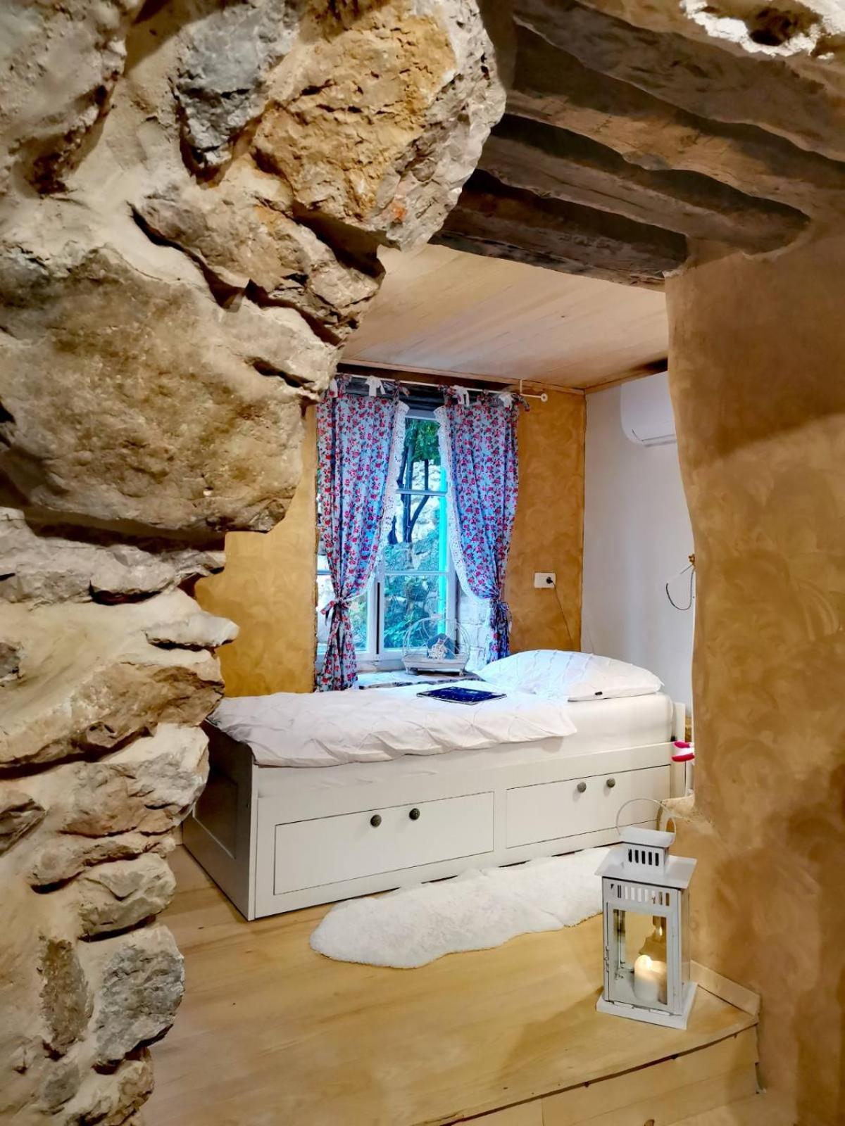 Festina Lente - Cosy & Authentic With Private Heated Pool * Dobrinj